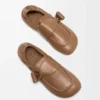 Mocassim com fivela em pele de bezerro lisa e brilhante Mocassim com fivela em pele de bezerro lisa e brilhante
