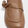 Mocassim com fivela em pele de bezerro lisa e brilhante Mocassim com fivela em pele de bezerro lisa e brilhante