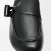 Mocassim com fivela em pele de bezerro lisa e brilhante Mocassim com fivela em pele de bezerro lisa e brilhante