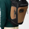 Mochila Flex com fecho roll-top em lona e camurça Mochila Flex com fecho roll-top em lona e camurça