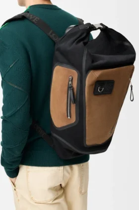 Mochila Flex com fecho roll-top em lona e camurça