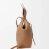 Mochila «Scarf» em pele de bezerro lisa Mochila «Scarf» em pele de bezerro lisa