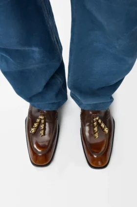 Mule tipo mocassim Edge em pele de bezerro escovada