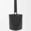 Pebble Bucket grande em pele de bezerro granulada e flexível Pebble Bucket grande em pele de bezerro granulada e flexível