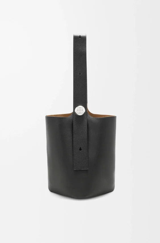 Pebble Bucket grande em pele de bezerro granulada e flexível Pebble Bucket grande em pele de bezerro granulada e flexível