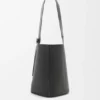 Pebble Bucket grande em pele de bezerro granulada e flexível Pebble Bucket grande em pele de bezerro granulada e flexível