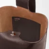 Pebble Bucket grande em pele de bezerro granulada e flexível Pebble Bucket grande em pele de bezerro granulada e flexível