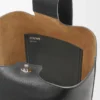 Pebble Bucket grande em pele de bezerro granulada e flexível Pebble Bucket grande em pele de bezerro granulada e flexível