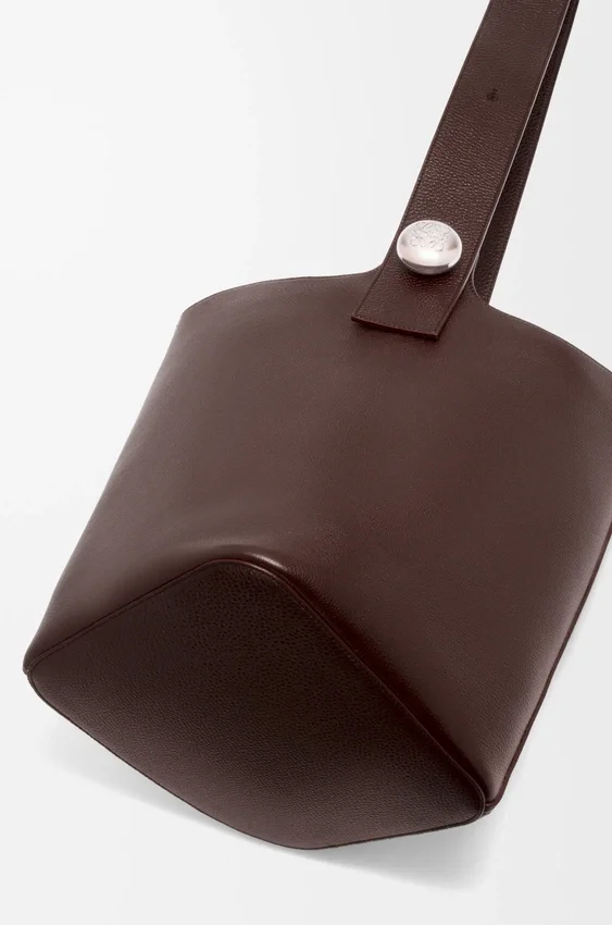 Pebble Bucket grande em pele de bezerro granulada e flexível Pebble Bucket grande em pele de bezerro granulada e flexível