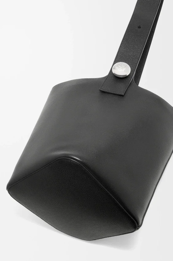 Pebble Bucket grande em pele de bezerro granulada e flexível Pebble Bucket grande em pele de bezerro granulada e flexível
