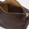 Pequena bolsa a tiracolo Cubi em pele de bezerro granulada e flexível Pequena bolsa a tiracolo Cubi em pele de bezerro granulada e flexível