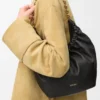 Pequena bolsa «Squeeze» em pele de borrego napa suave Pequena bolsa «Squeeze» em pele de borrego napa suave