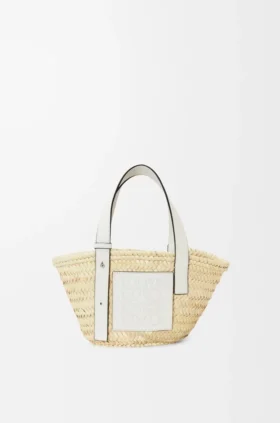 Pequena bolsa tipo cesto em folha de palmeira e pele de bezerro