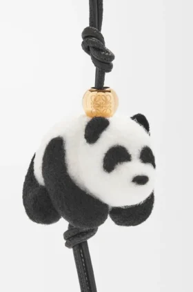pingente de panda em feltro e pele de bezerro 2 280x423 - Pingente de panda em feltro e pele de bezerro