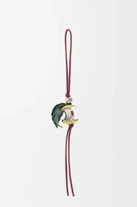 Pingente em forma de maçã em latão e pele de bezerro