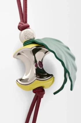 Pingente em forma de maçã em latão e pele de bezerro