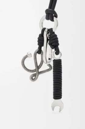 Pingente Multi Tool em latão e pele de bezerro