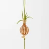 Pingente «Onion Sprout» em pele de bezerro clássica e ráfia Pingente «Onion Sprout» em pele de bezerro clássica e ráfia