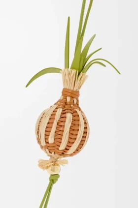 Pingente «Onion Sprout» em pele de bezerro clássica e ráfia