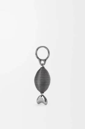 Pingente oval em forma de peixe