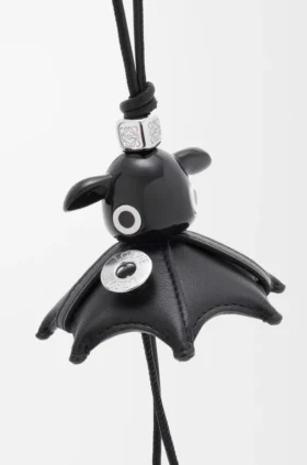 Pingente Pantaroo em pele de borrego