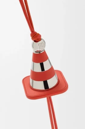 Pingente «Work Cone» em latão e pele de bezerro