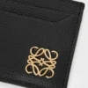 Porta-cartões Anagram liso em pele de bezerro com textura «Pebble» Porta-cartões Anagram liso em pele de bezerro com textura «Pebble»