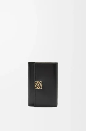 Porta-cartões pequeno vertical «Puffer Anagram» em pele de bezerro napa brilhante Porta-cartões pequeno vertical «Puffer Anagram» em pele de bezerro napa brilhante