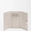 Porta-chaves Anagram em pele de bezerro Pebble com grão granulado Porta-chaves Anagram em pele de bezerro Pebble com grão granulado