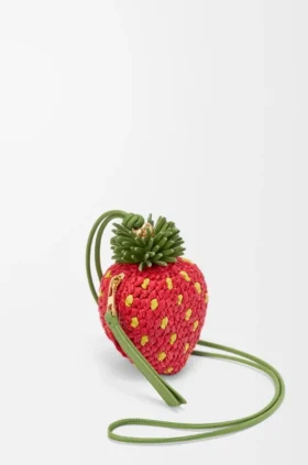 Porta-moedas com morango em ráfia e pele de bezerro clássica