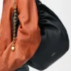 Saco «Squeeze» médio em pele de borrego napa suave Saco «Squeeze» médio em pele de borrego napa suave
