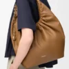 Saco «Squeeze» médio em pele de borrego napa suave Saco «Squeeze» médio em pele de borrego napa suave