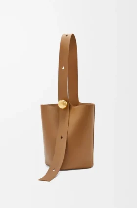 Saco tipo Pebble Bucket médio em pele de bezerro lisa