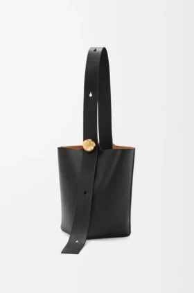 Saco tipo Pebble Bucket médio em pele de bezerro lisa