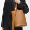Saco tipo Pebble Bucket médio em pele de bezerro lisa Saco tipo Pebble Bucket médio em pele de bezerro lisa