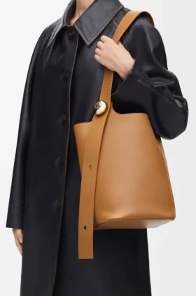 Saco tipo Pebble Bucket médio em pele de bezerro lisa