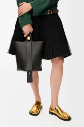 Saco tipo Pebble Bucket médio em pele de bezerro lisa