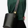 Saco tipo Pebble Bucket médio em pele de bezerro lisa Saco tipo Pebble Bucket médio em pele de bezerro lisa