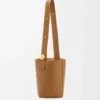 Saco tipo Pebble Bucket médio em pele de bezerro lisa Saco tipo Pebble Bucket médio em pele de bezerro lisa