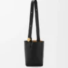 Saco tipo Pebble Bucket médio em pele de bezerro lisa Saco tipo Pebble Bucket médio em pele de bezerro lisa