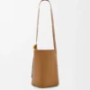 Saco tipo Pebble Bucket médio em pele de bezerro lisa Saco tipo Pebble Bucket médio em pele de bezerro lisa