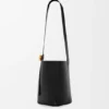 Saco tipo Pebble Bucket médio em pele de bezerro lisa Saco tipo Pebble Bucket médio em pele de bezerro lisa