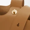 Saco tipo Pebble Bucket médio em pele de bezerro lisa Saco tipo Pebble Bucket médio em pele de bezerro lisa