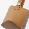 Saco tipo Pebble Bucket médio em pele de bezerro lisa Saco tipo Pebble Bucket médio em pele de bezerro lisa