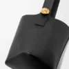 Saco tipo Pebble Bucket médio em pele de bezerro lisa Saco tipo Pebble Bucket médio em pele de bezerro lisa