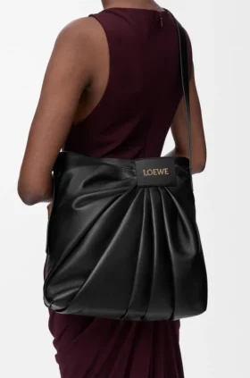 Saco tote drapeado em pele de borrego napa suave