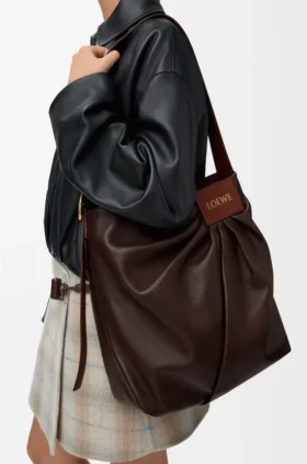 Saco tote drapeado em pele de borrego napa suave
