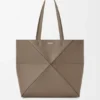 Saco Tote Médio Horizontal com Puzzle Fold em Pele de Bezerro de Grão Suave Saco Tote Médio Horizontal com Puzzle Fold em Pele de Bezerro de Grão Suave