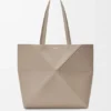 Saco Tote Médio Horizontal com Puzzle Fold em Pele de Bezerro de Grão Suave Saco Tote Médio Horizontal com Puzzle Fold em Pele de Bezerro de Grão Suave