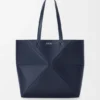 Saco Tote Médio Horizontal com Puzzle Fold em Pele de Bezerro de Grão Suave Saco Tote Médio Horizontal com Puzzle Fold em Pele de Bezerro de Grão Suave